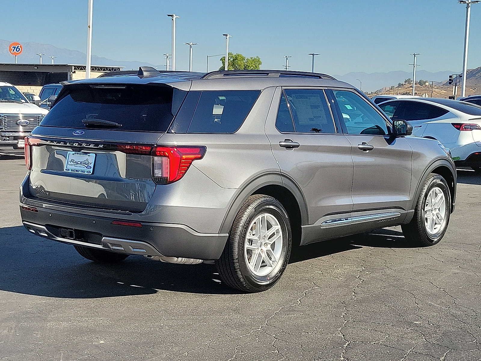 2025 Ford Explorer photo 2