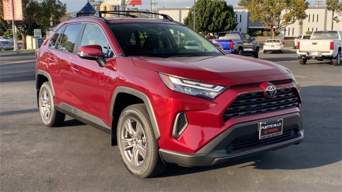 2025 Toyota RAV4 XLE's photo