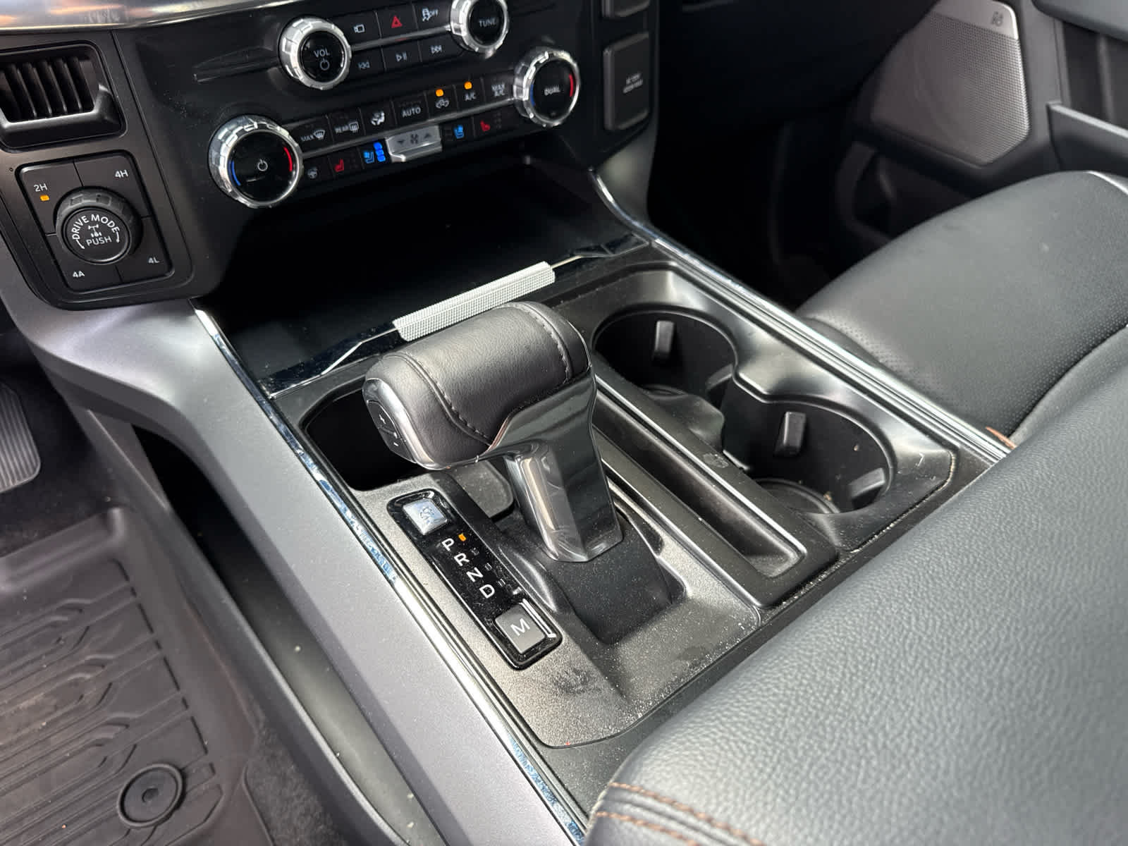 2025 Ford F-150 Lariat photo 14