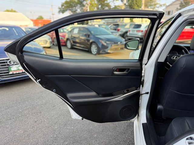 2017 Lexus IS 300 photo 16