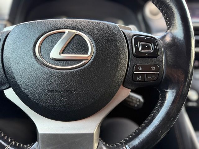 2017 Lexus IS 300 photo 32