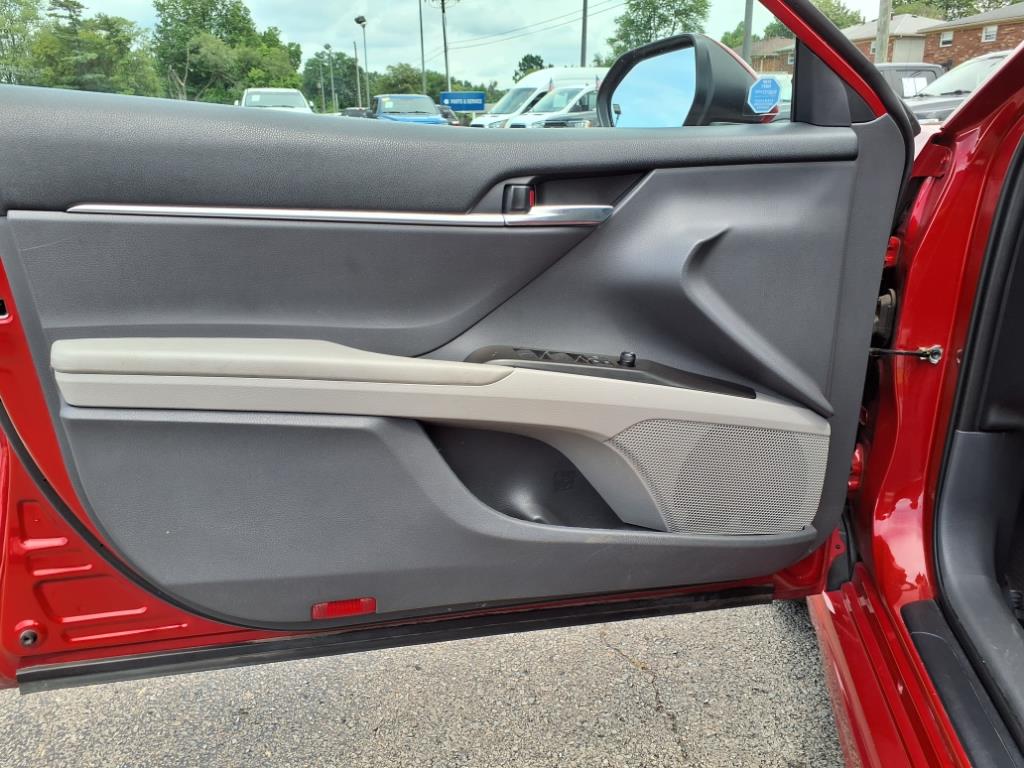 2022 Toyota Camry SE photo 13