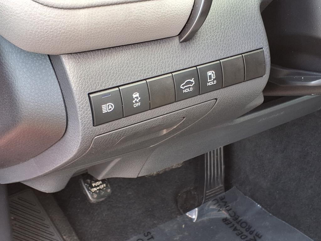 2022 Toyota Camry SE photo 15