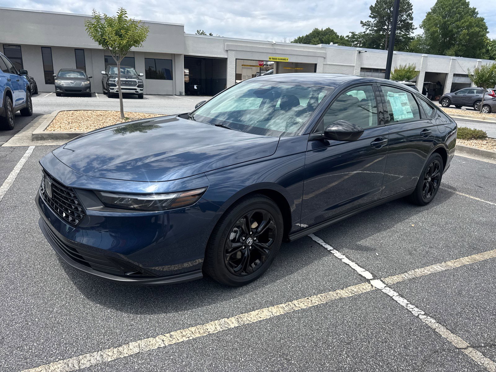 2025 Honda Accord SE photo 3