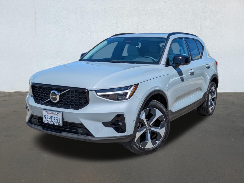 2025 Volvo XC40 B5 Plus Dark Theme