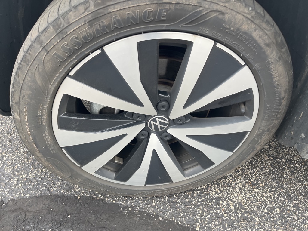 2022 Volkswagen Taos SE photo 2