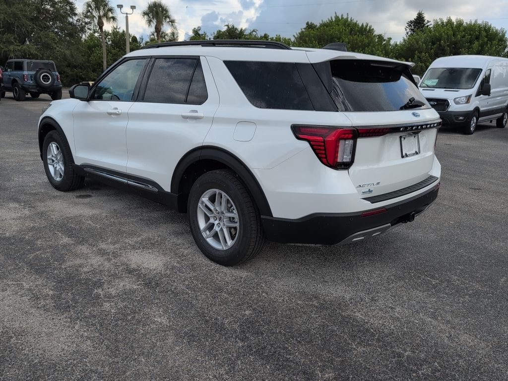2025 Ford Explorer photo 3