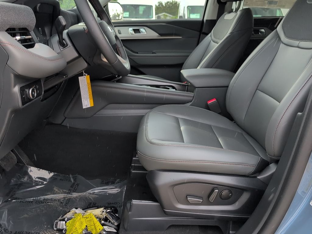 2025 Ford Explorer photo 2