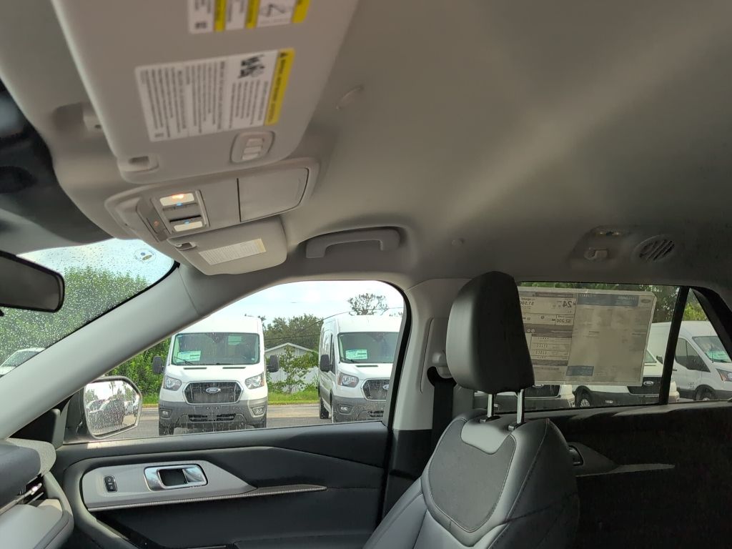 2025 Ford Explorer photo 4