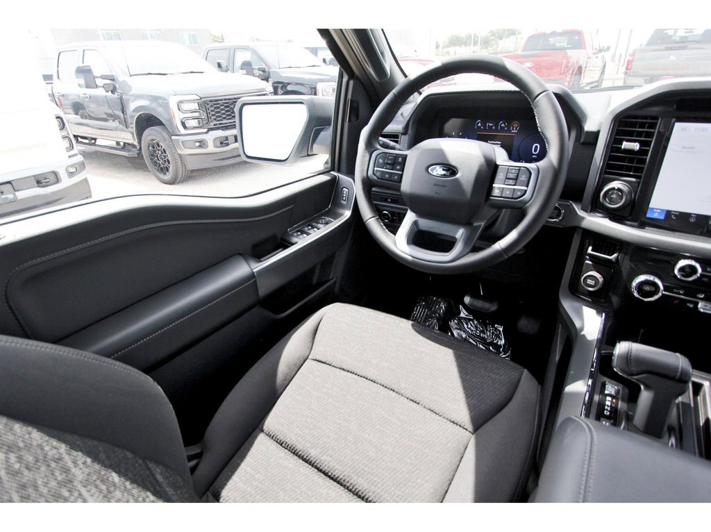 2025 Ford F-150 XLT photo 4