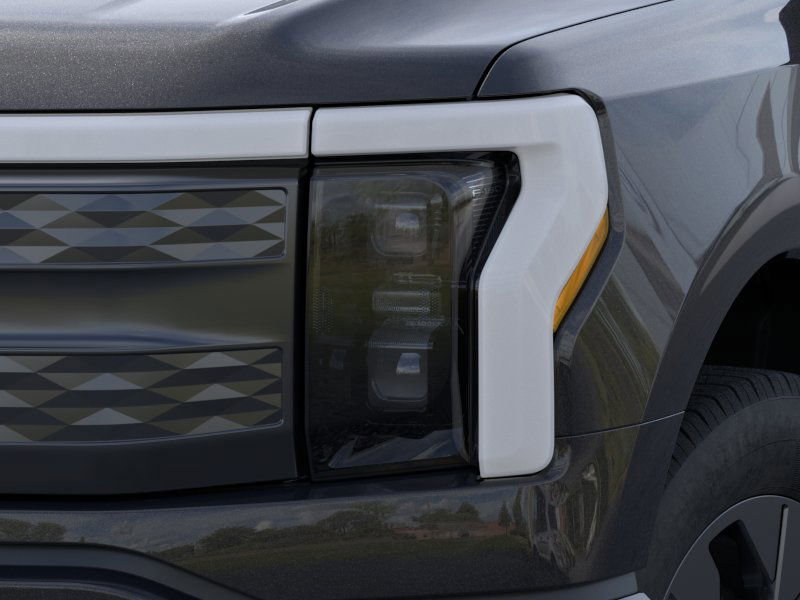 2025 Ford F-150 Lightning Lariat photo 14
