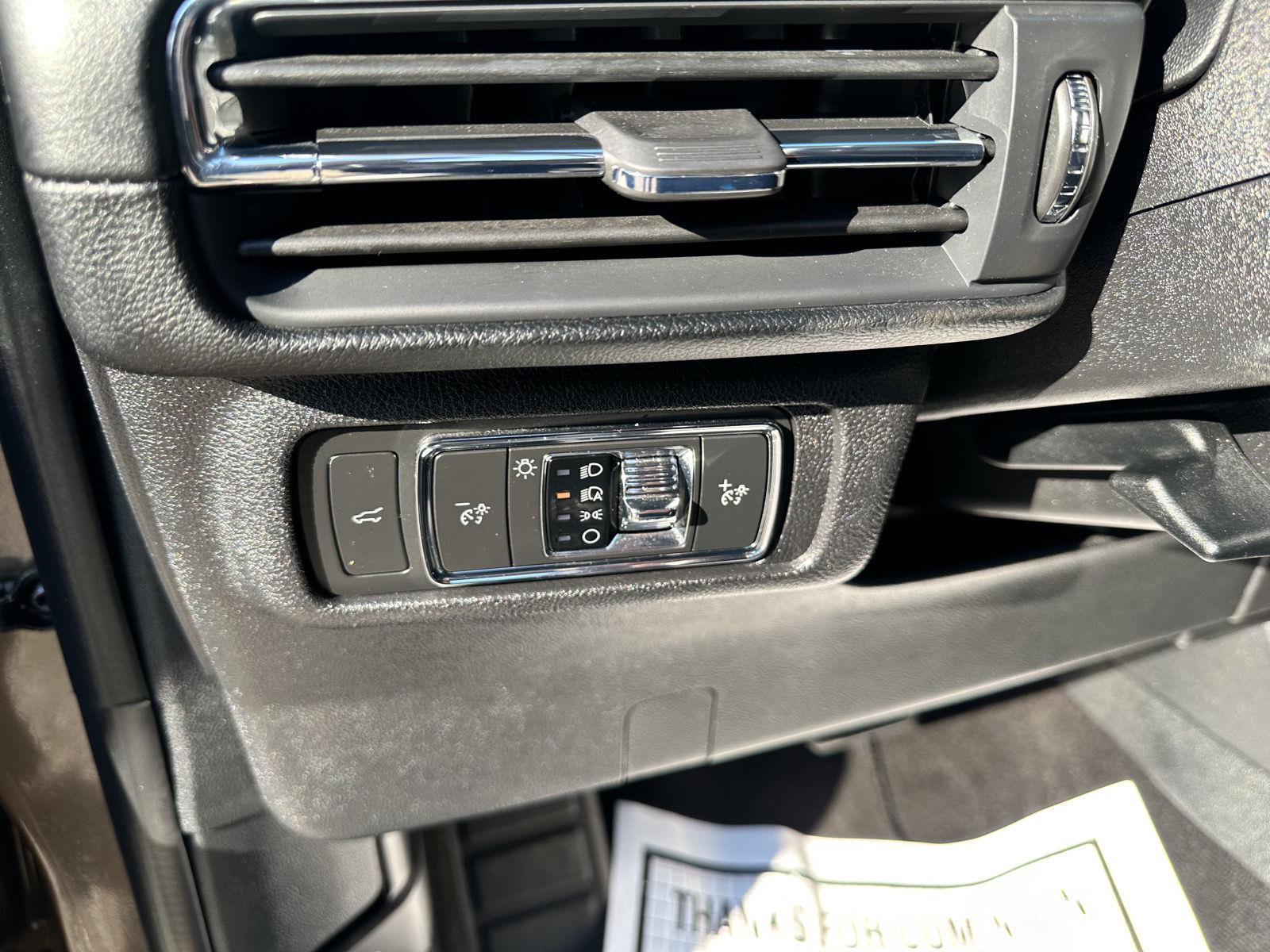 2022 Lincoln Corsair Standard photo 23