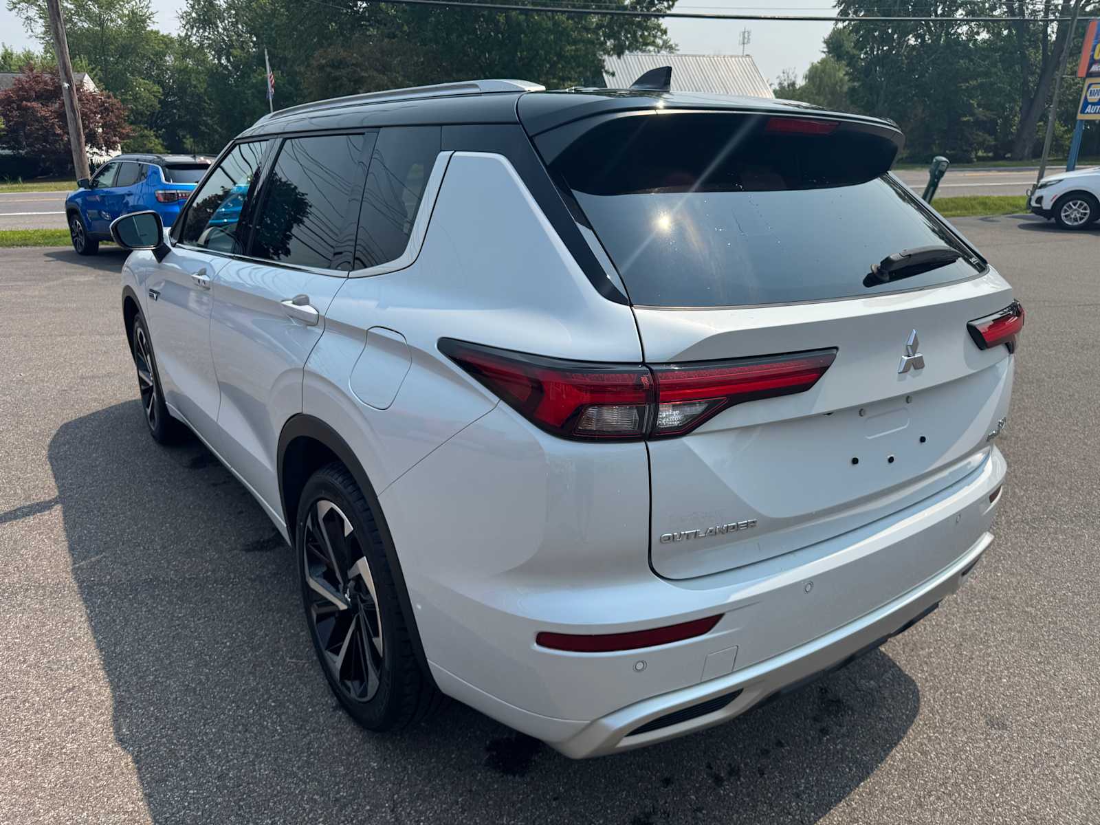 2023 Mitsubishi Outlander SEL photo 2