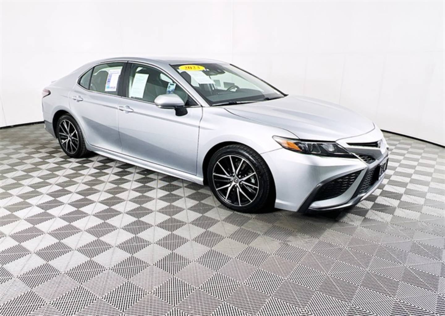 2023 Toyota Camry SE's photo