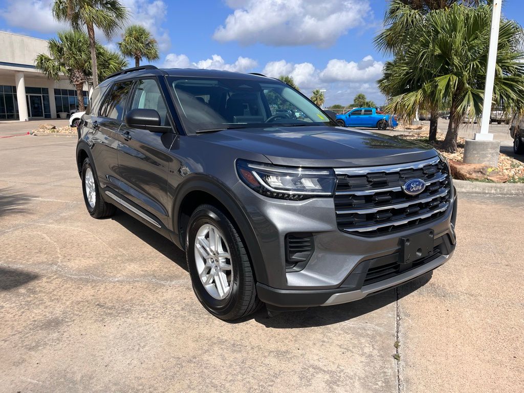 2025 Ford Explorer photo 2
