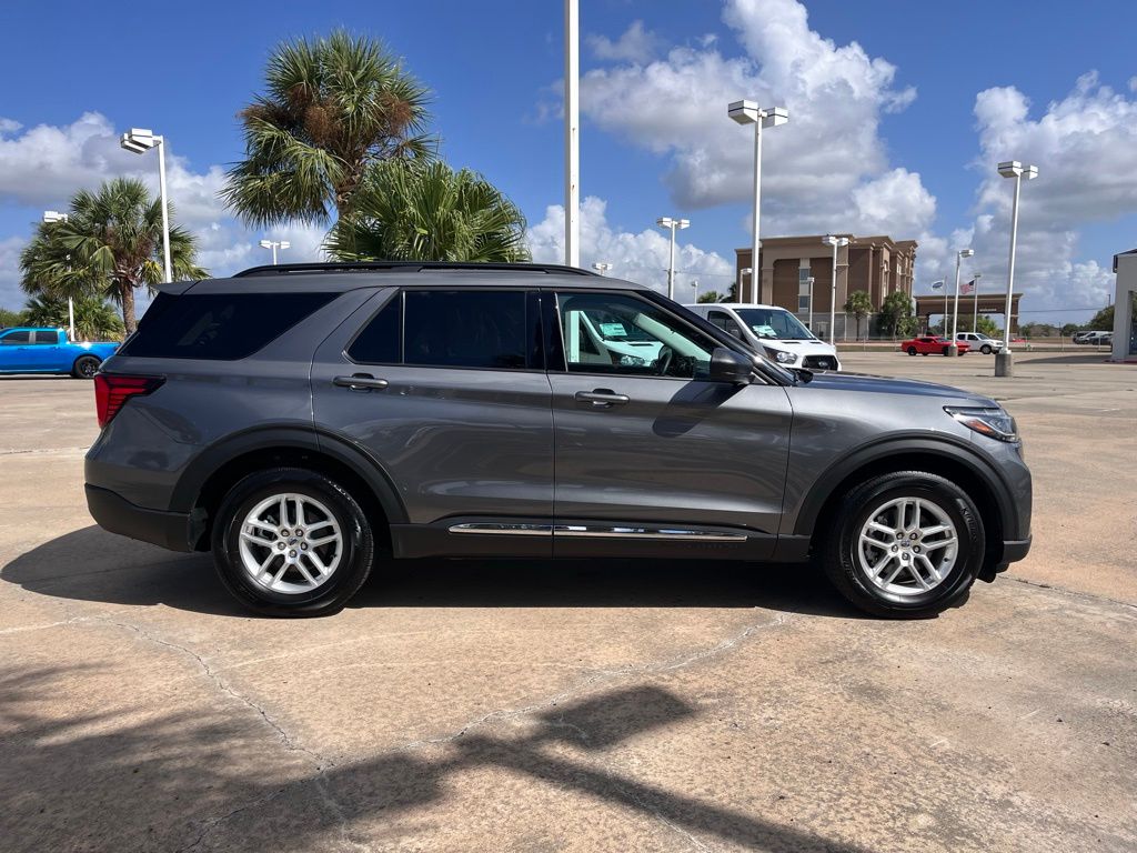 2025 Ford Explorer photo 3