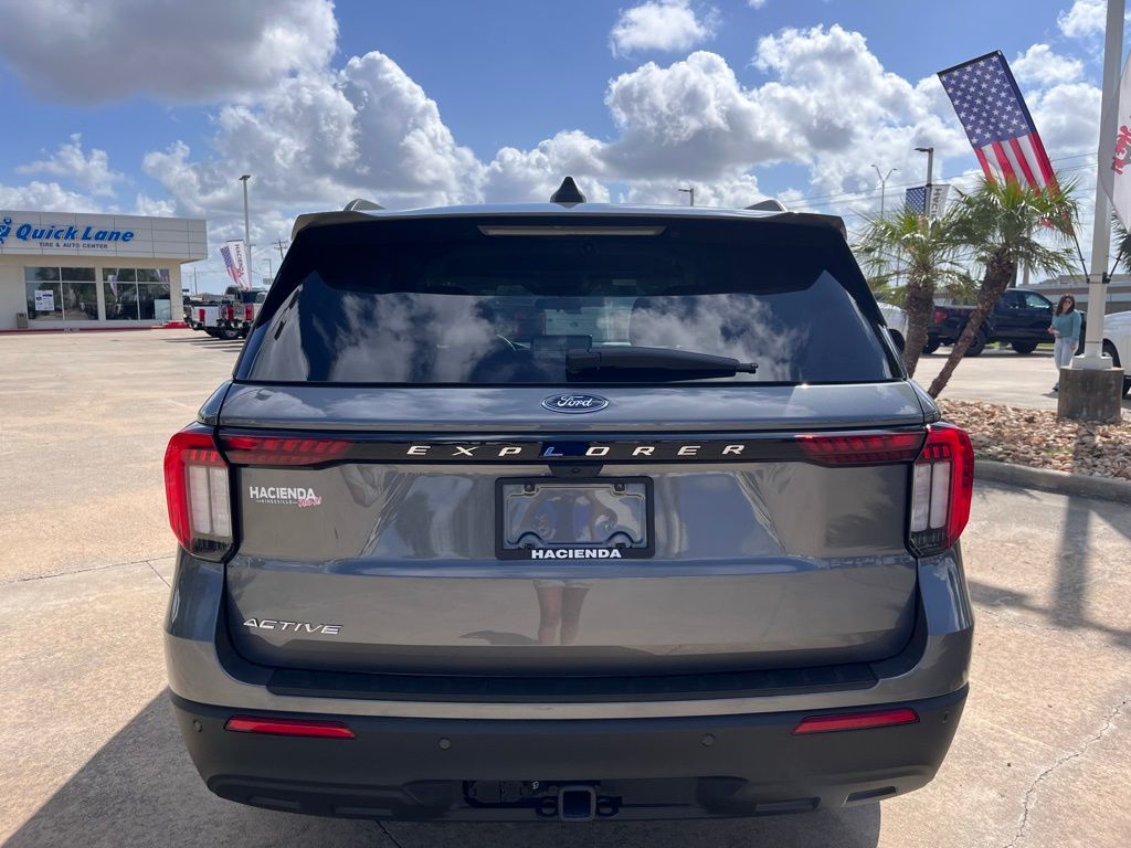 2025 Ford Explorer photo 4