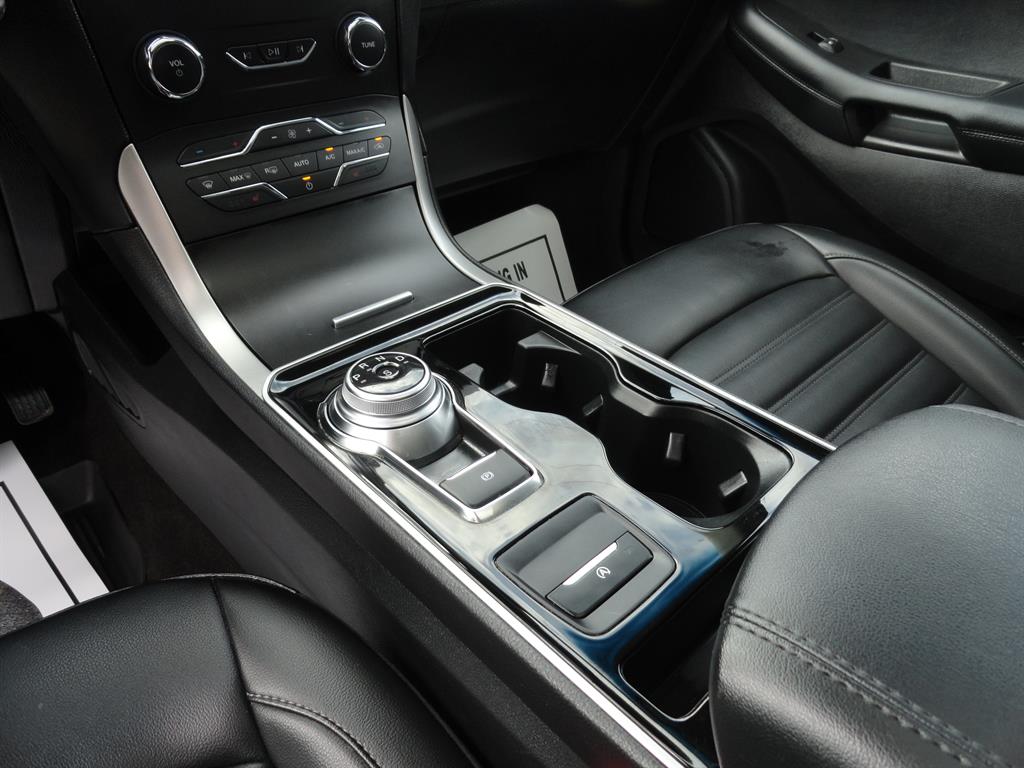 2020 Ford Edge SEL photo 17