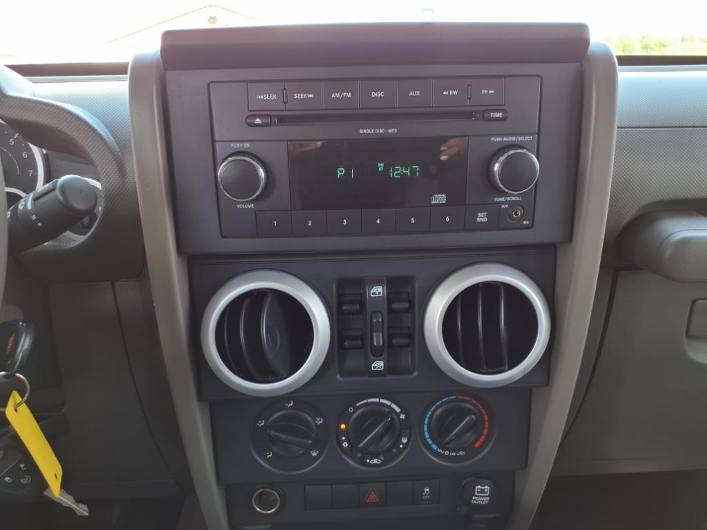 2010 Jeep Wrangler Unlimited Sahara photo 16