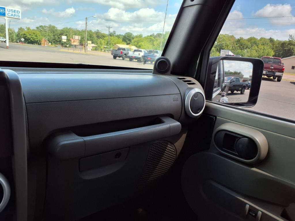 2010 Jeep Wrangler Unlimited Sahara photo 17