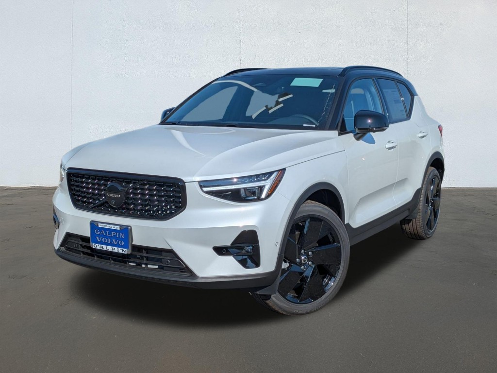 2026 Volvo XC40 B5 Ultra Black Edition