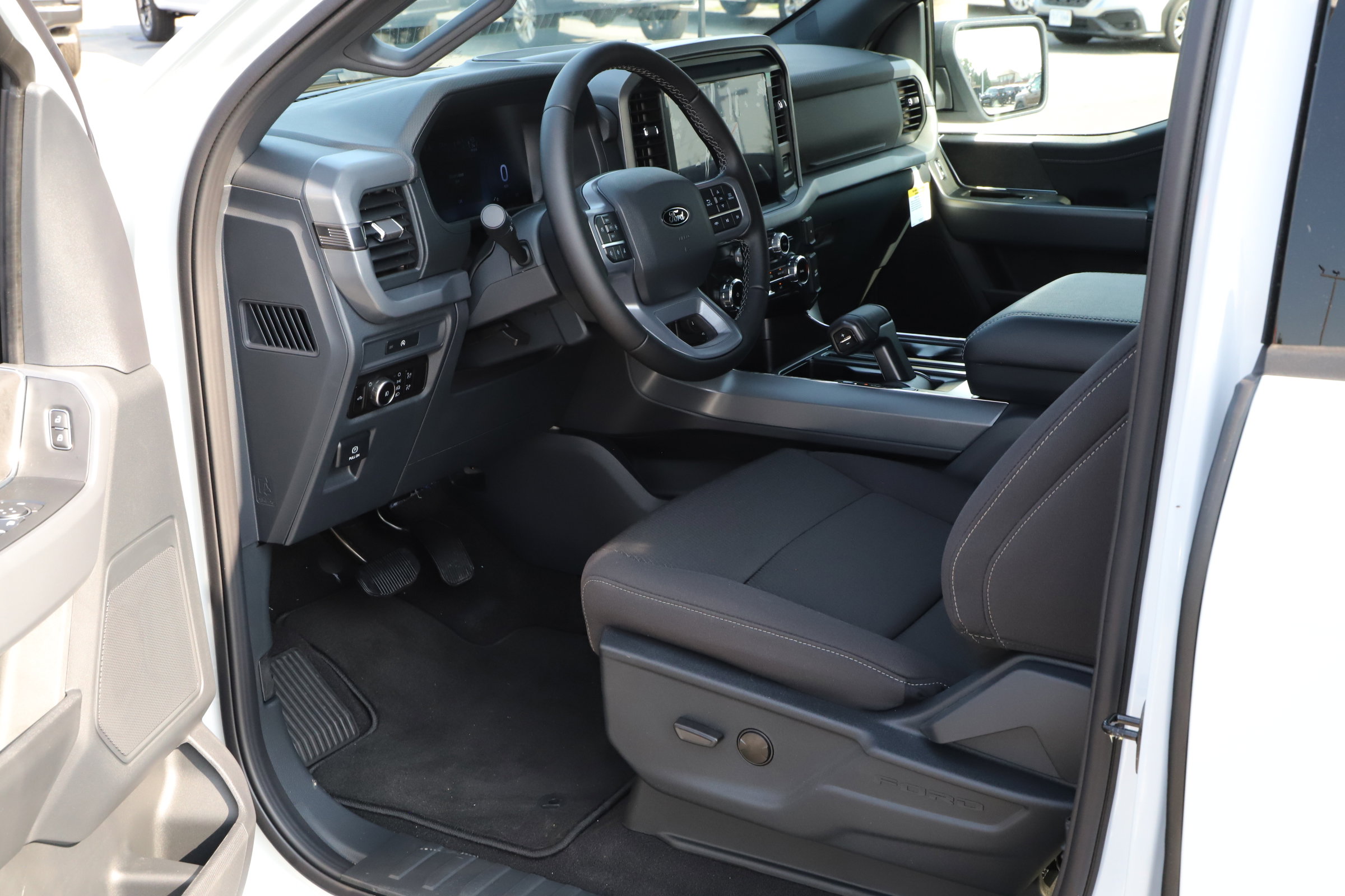 2025 Ford F-150 XLT photo 12