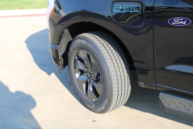 2025 Ford F-150 Lightning Lariat photo 5