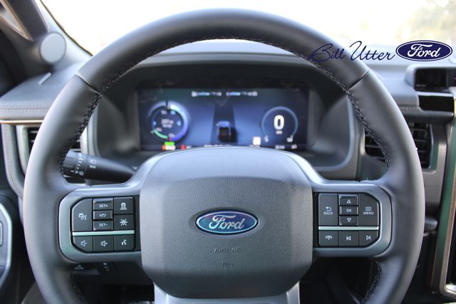 2025 Ford F-150 Lightning Lariat photo 18