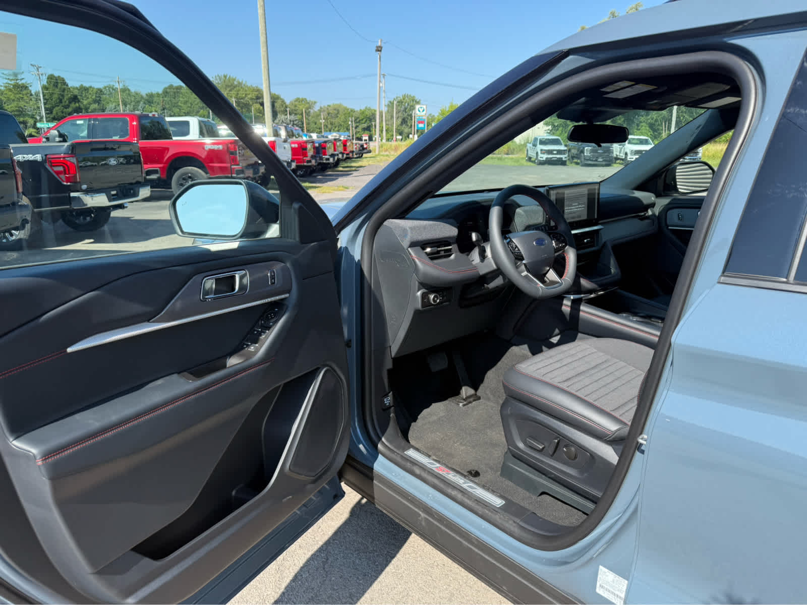 2025 Ford Explorer ST-Line photo 4