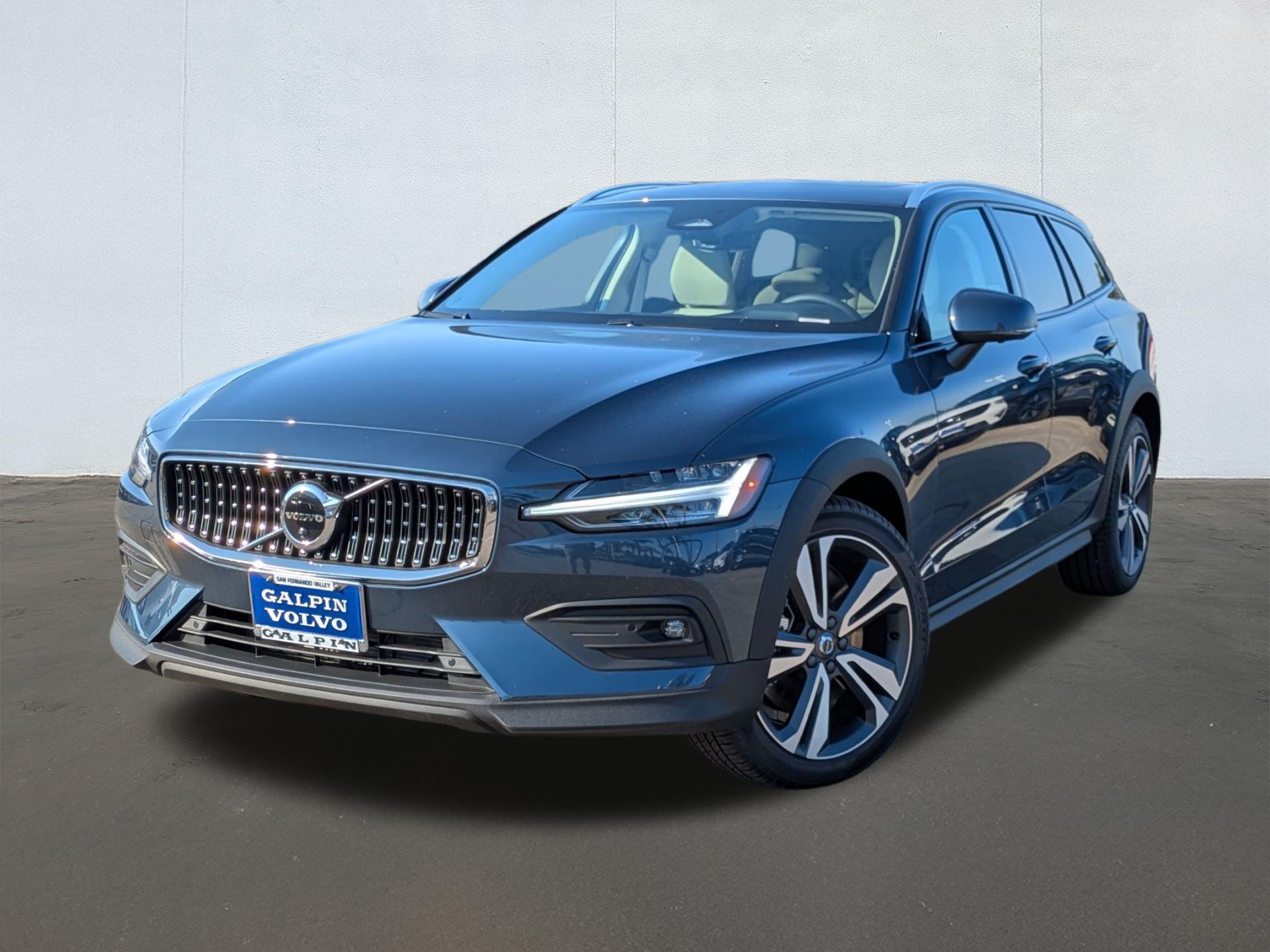 2026 Volvo V60 Cross Country B5 AWD Plus photo 2