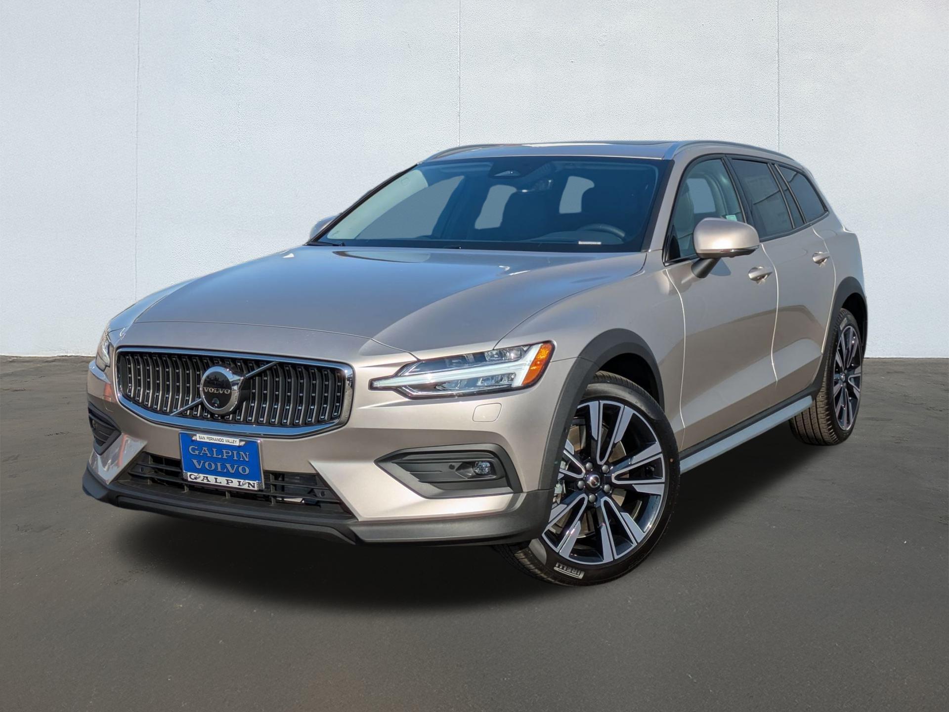 2026 Volvo V60 Cross Country B5 AWD Plus photo 3