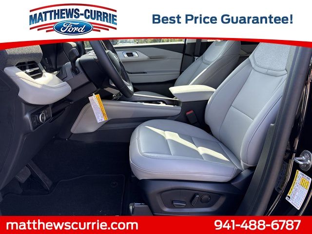 2025 Ford Explorer photo 2