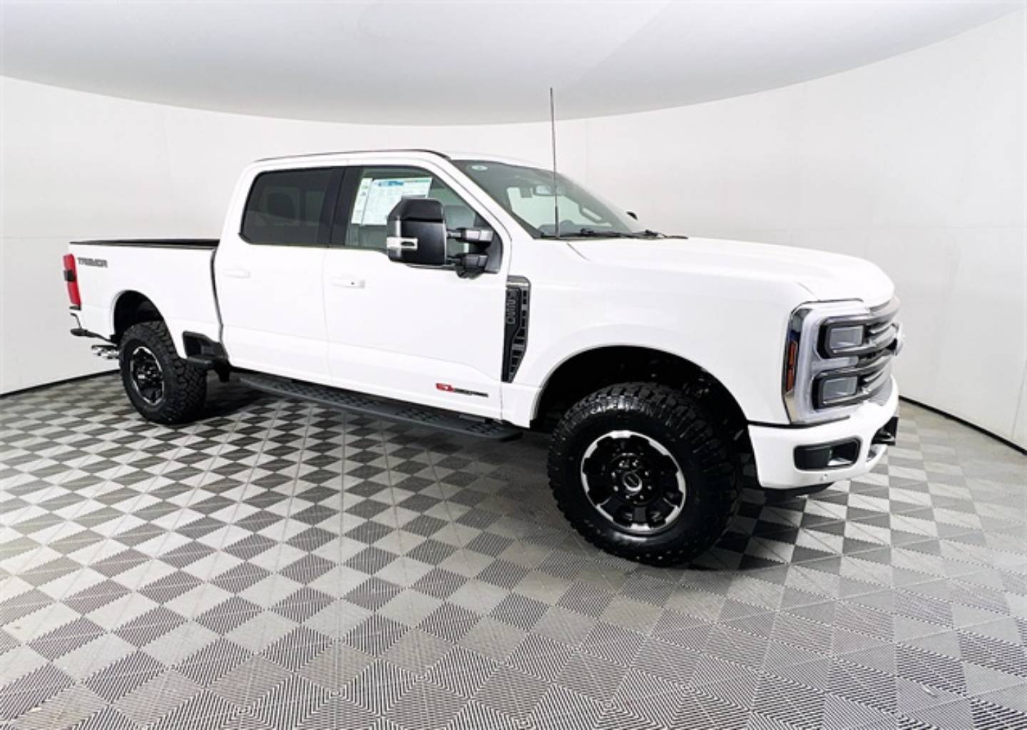 2025 Ford F-250 Super Duty Platinum's photo