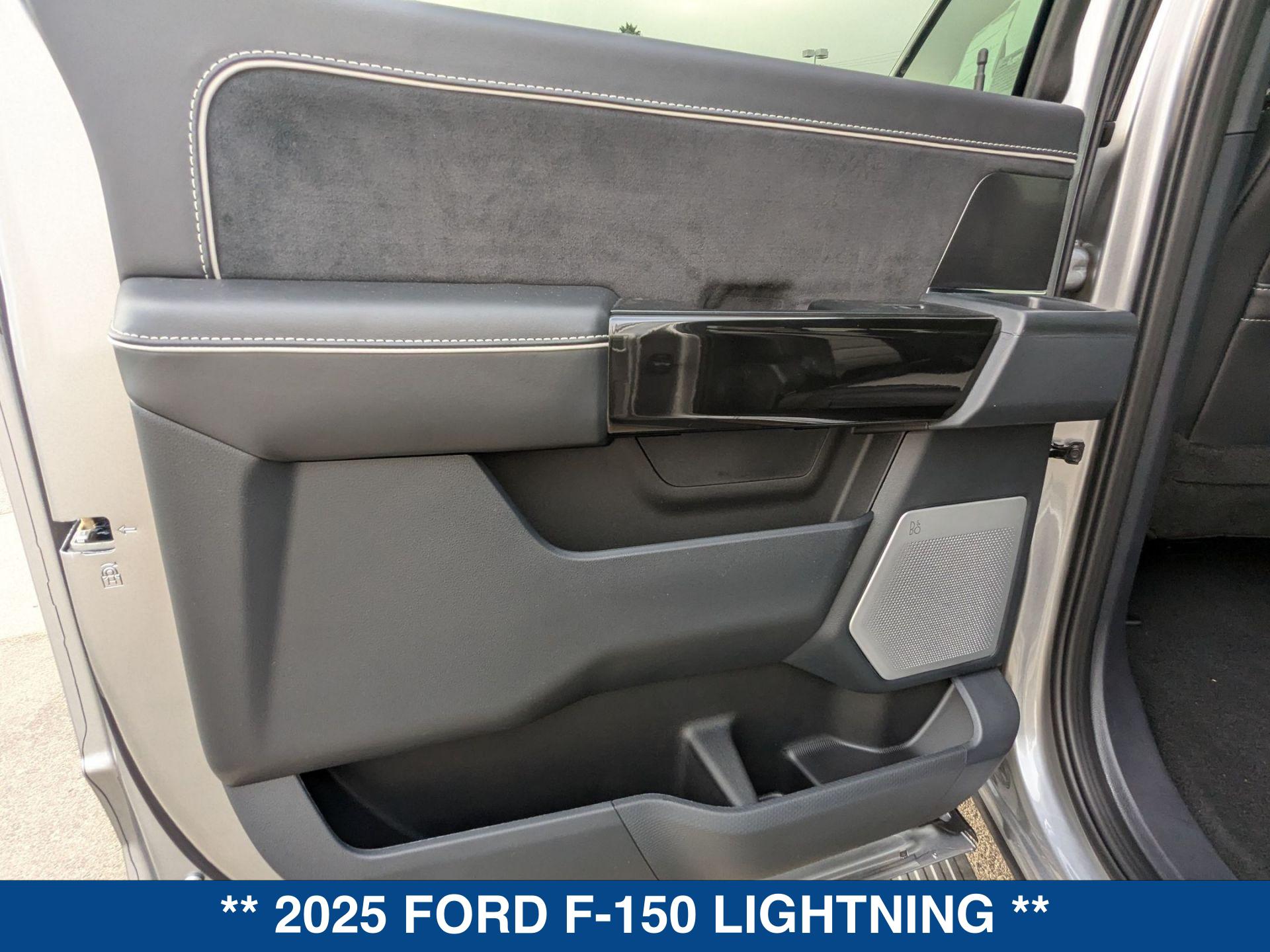 2025 Ford F-150 Lightning Platinum photo 18