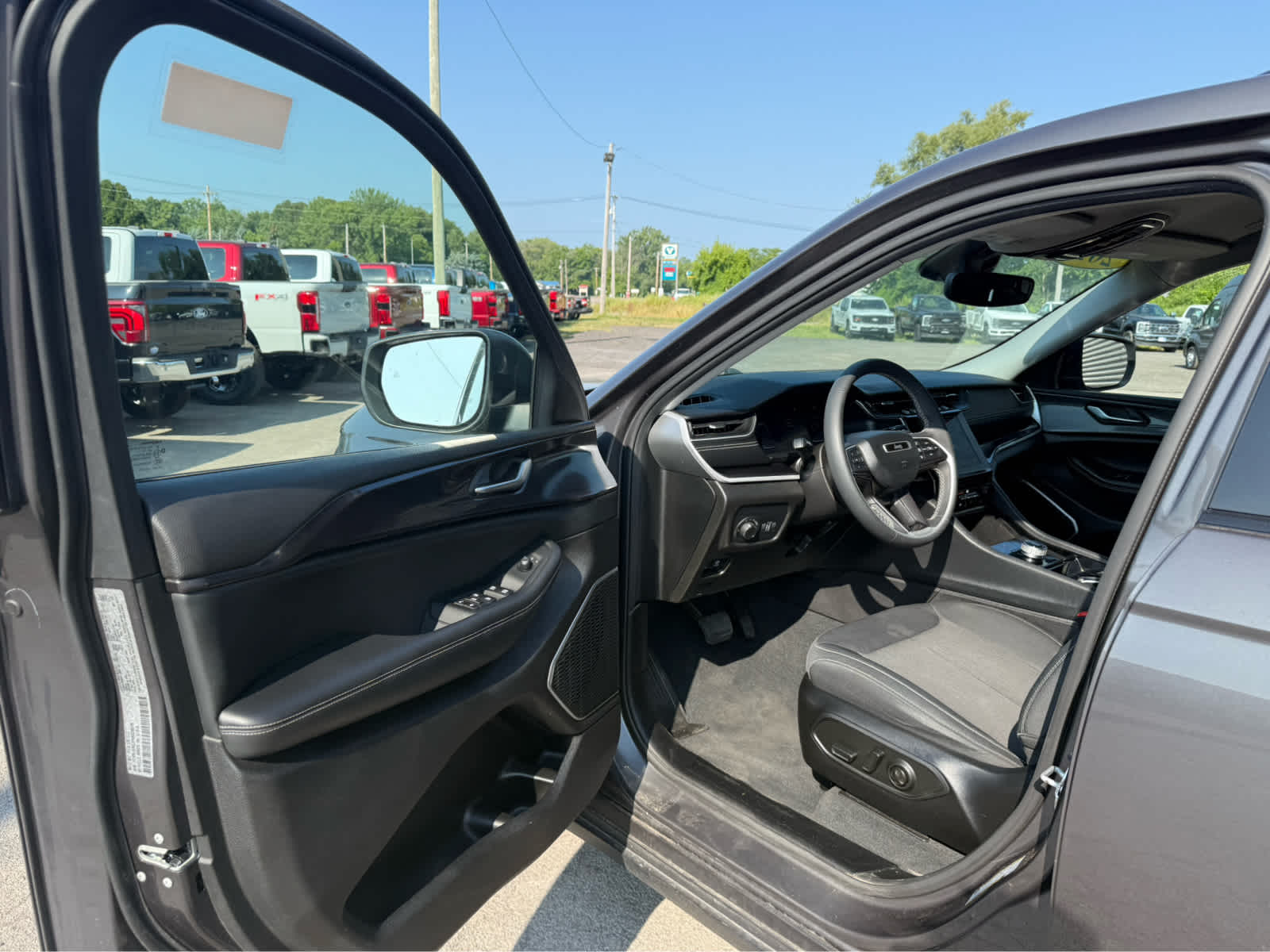 2022 Jeep Grand Cherokee Laredo photo 6