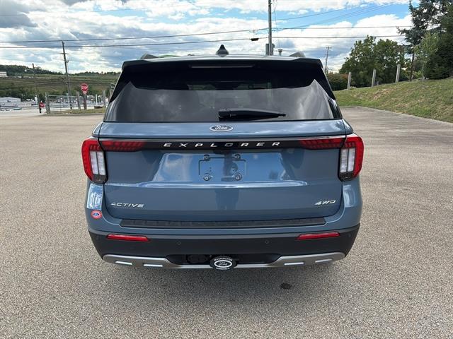 2025 Ford Explorer photo 2