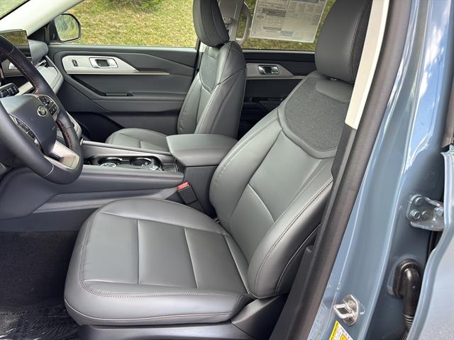 2025 Ford Explorer photo 9