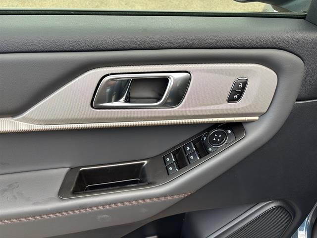 2025 Ford Explorer photo 12