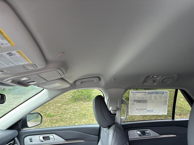 2025 Ford Explorer photo 13