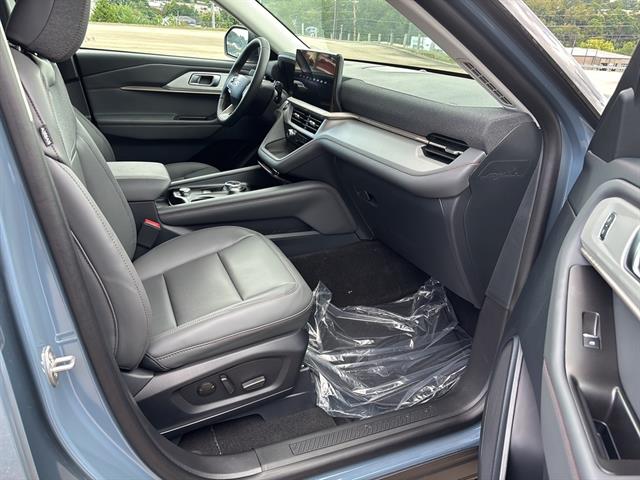 2025 Ford Explorer photo 18