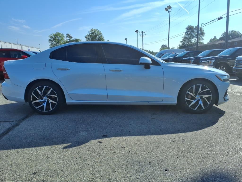 2020 Volvo S60 T5 Momentum photo 2