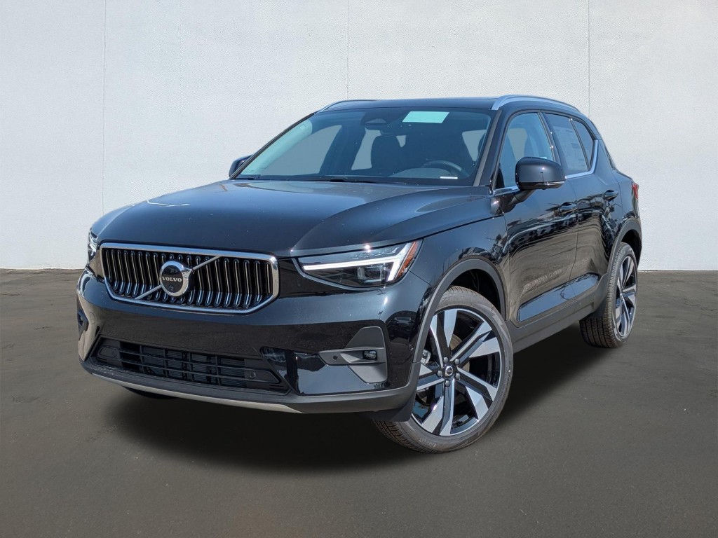 2025 Volvo XC40 B5 Ultra Bright Theme
