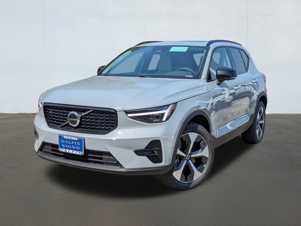 2026 Volvo XC40 B5 Plus