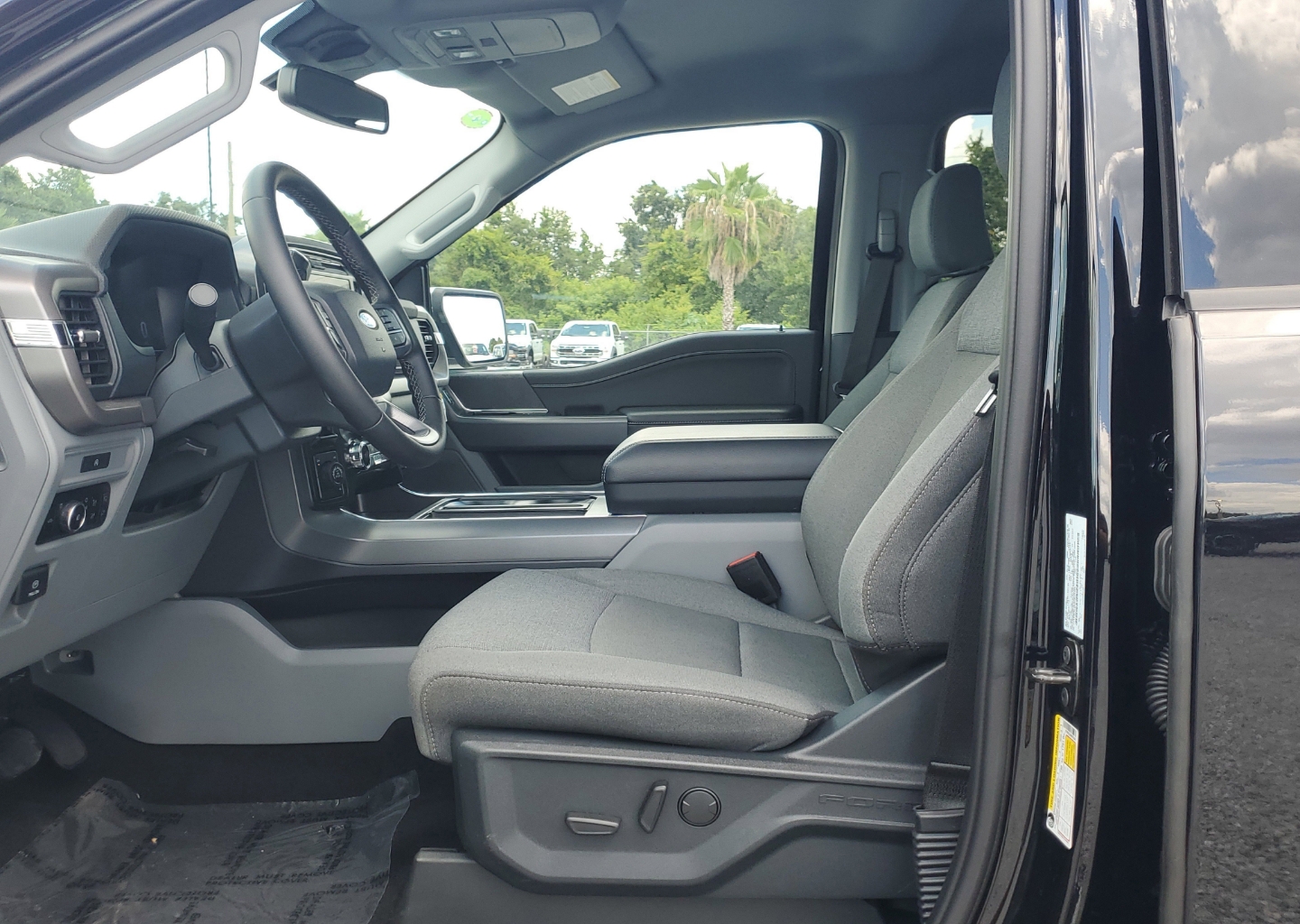 2025 Ford F-150 XLT - Photo 18