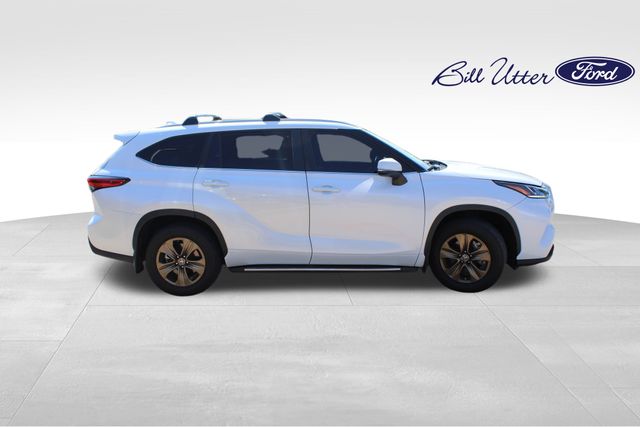 2023 Toyota Highlander Hybrid Bronze Edition photo 4