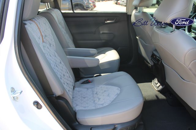2023 Toyota Highlander Hybrid Bronze Edition photo 12