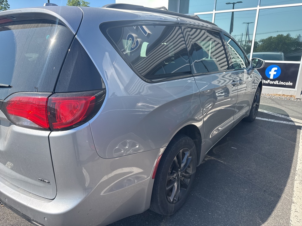 2020 Chrysler Pacifica Touring L photo 4