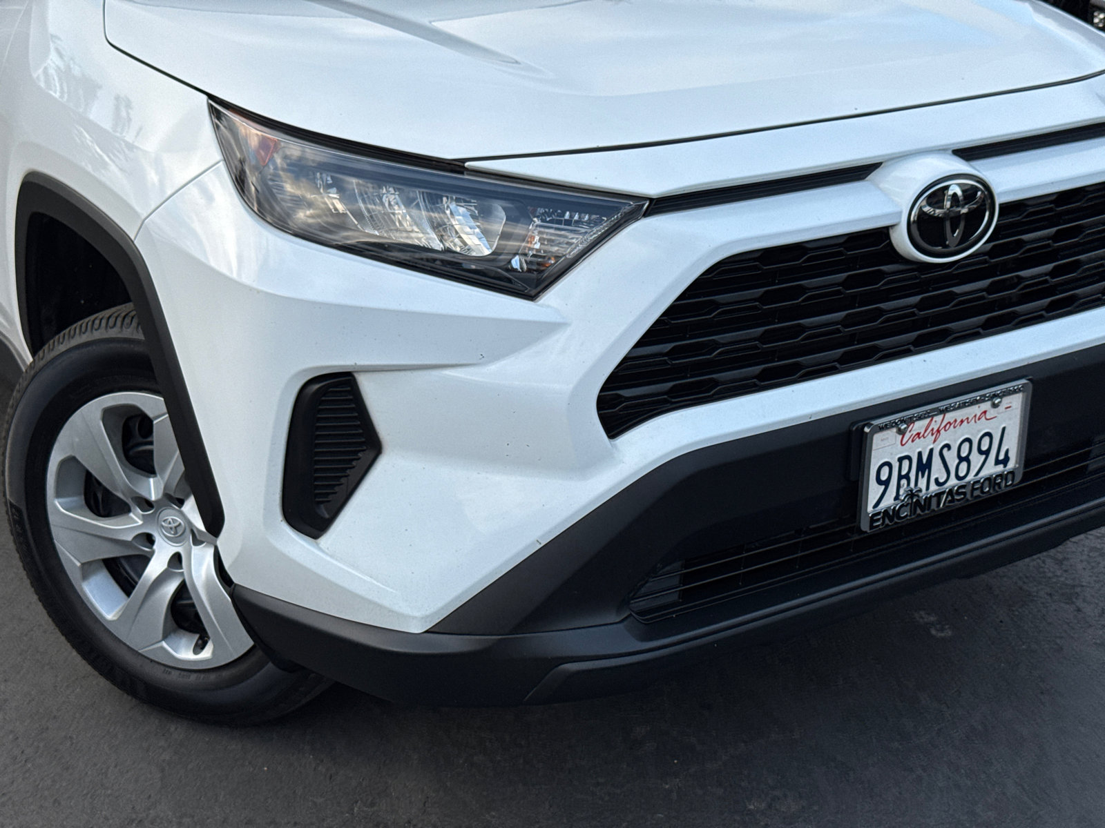 2022 Toyota RAV4 LE photo 3