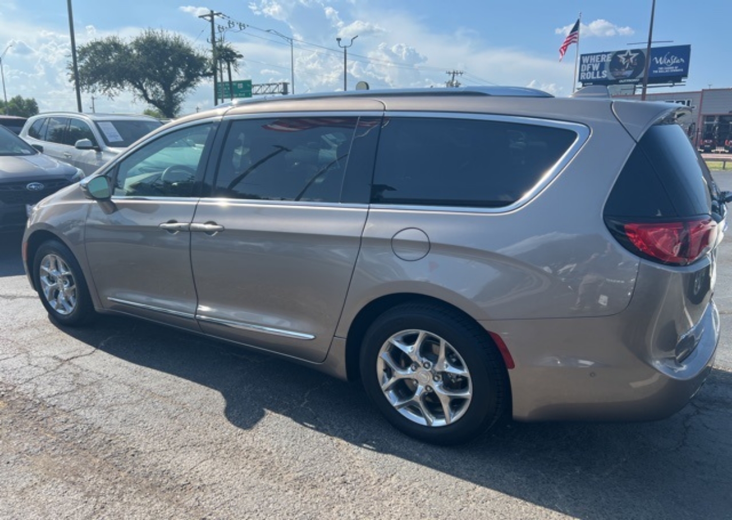 Used 2018 Chrysler Pacifica Limited with VIN 2C4RC1GG3JR157696 for sale in Lewisville, TX