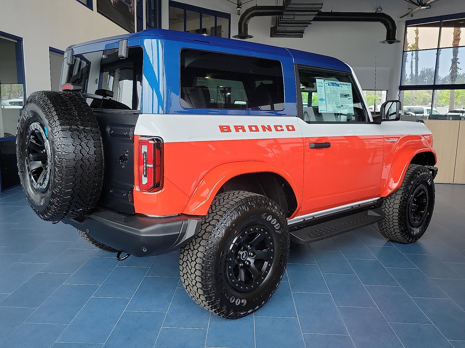 2025 Ford Bronco First Edition photo 2